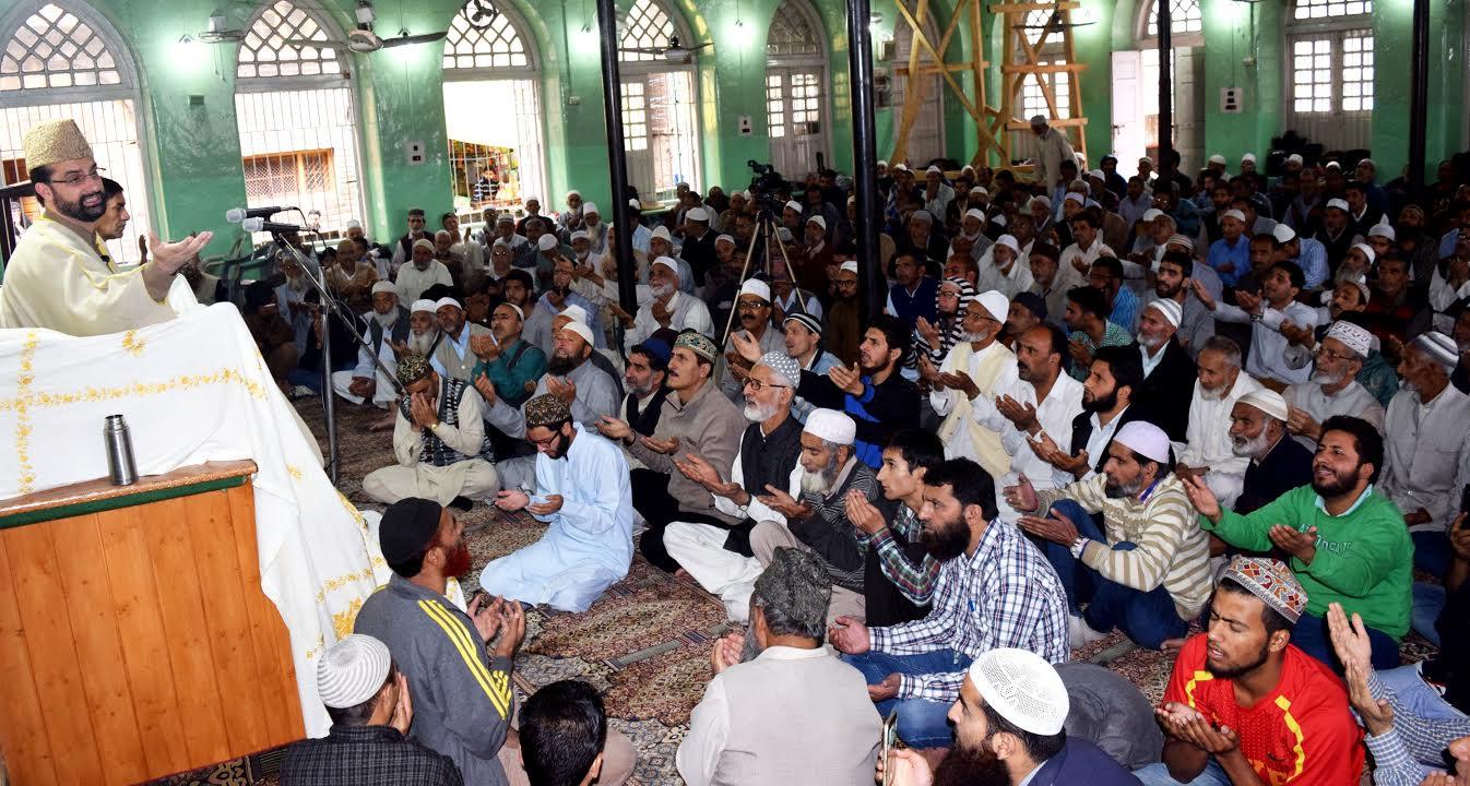 Mirwaiz pays tributes to slain militants