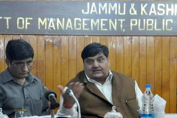 CS reviews progress of Rakh-i-Arth project for Dal dwellers