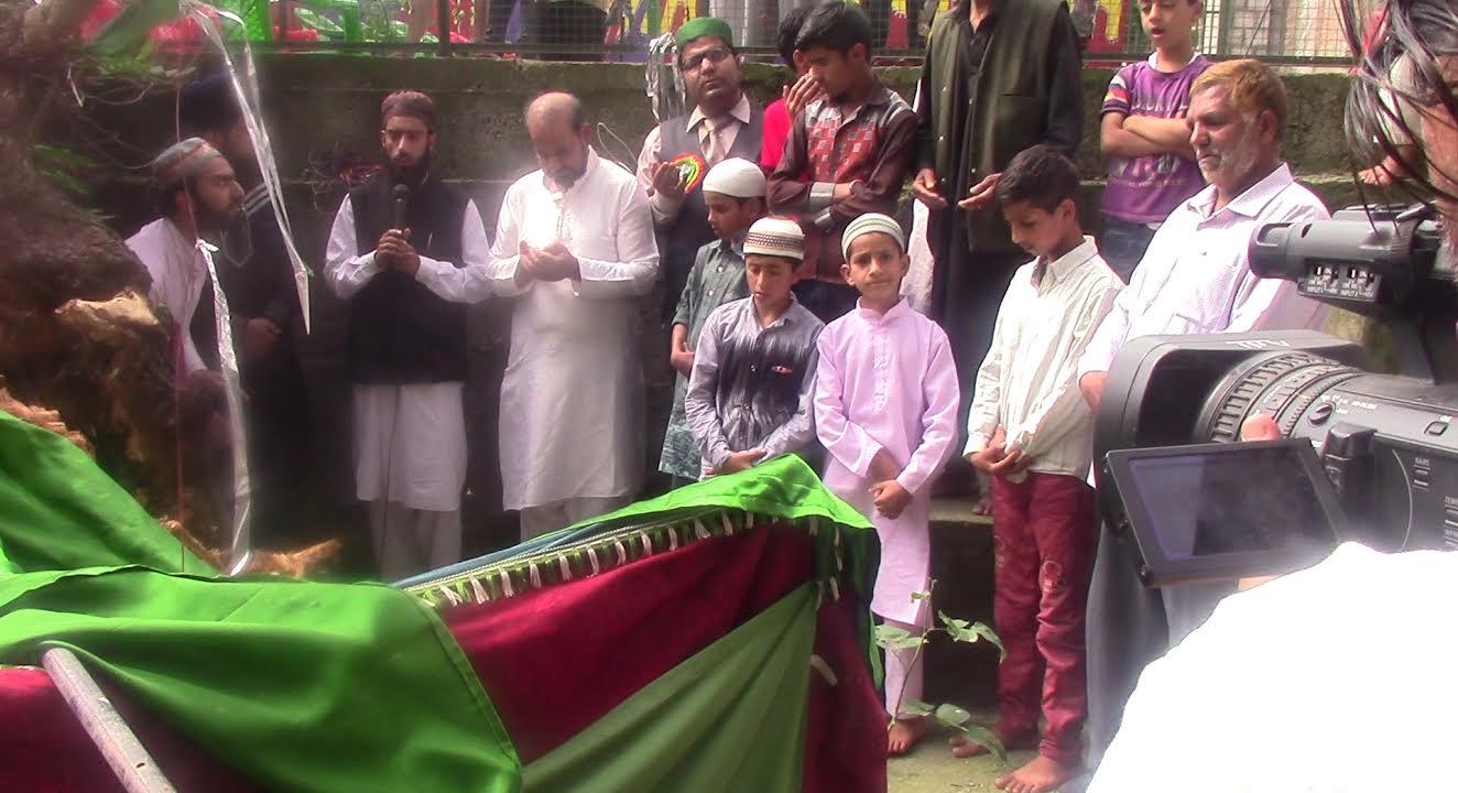 Renzushah addresses gathering at Hazrat Akhoon Kashgari