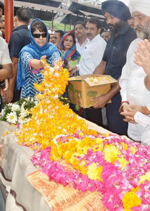 CM joins last rites of Vijay Mahajan