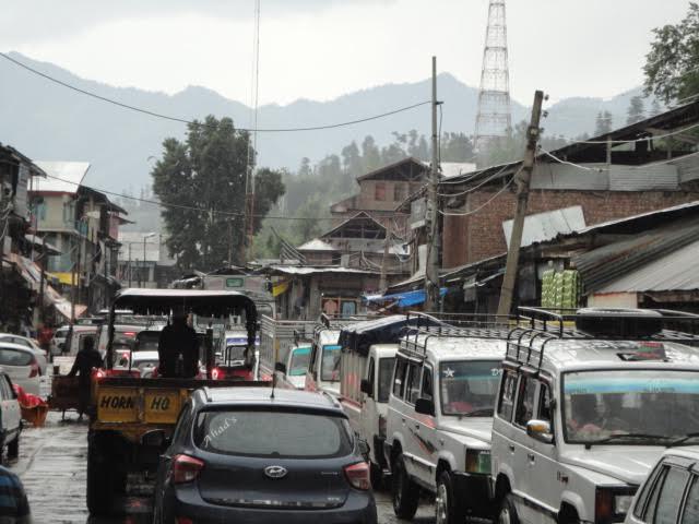 Massive traffic jam hits Kupwara town