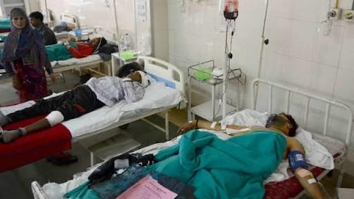 Kashmiri friends attend injured pilgrims at SKIMS