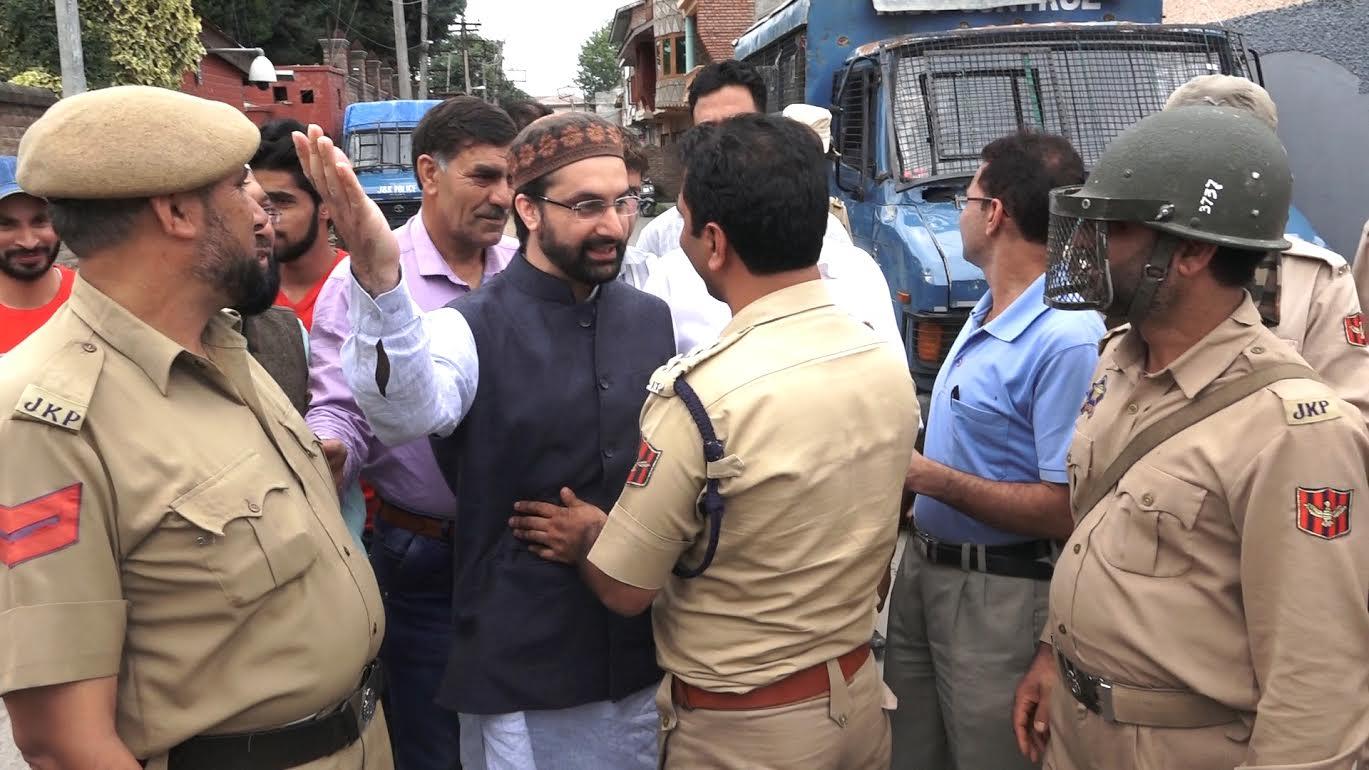 Police foils Mirwaiz’s march to Mazar-e-Shohada: Spokesman