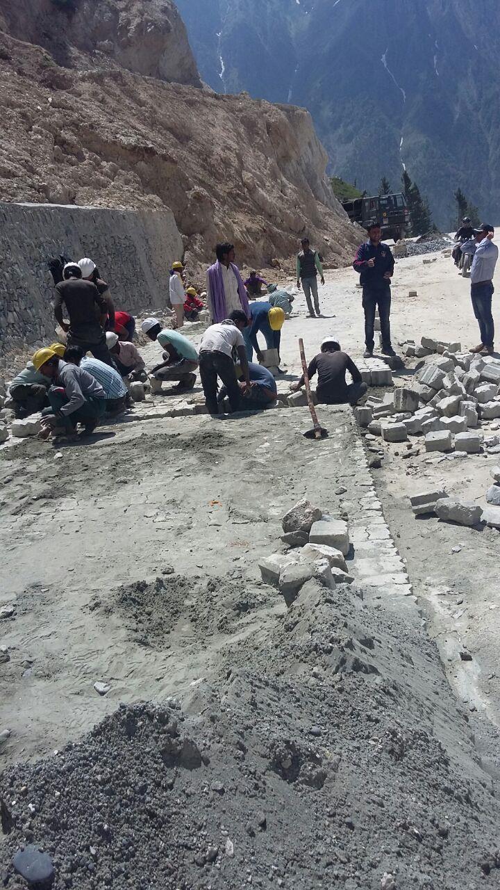 BRO kick starts resurfacing of Srinagar-Leh highway