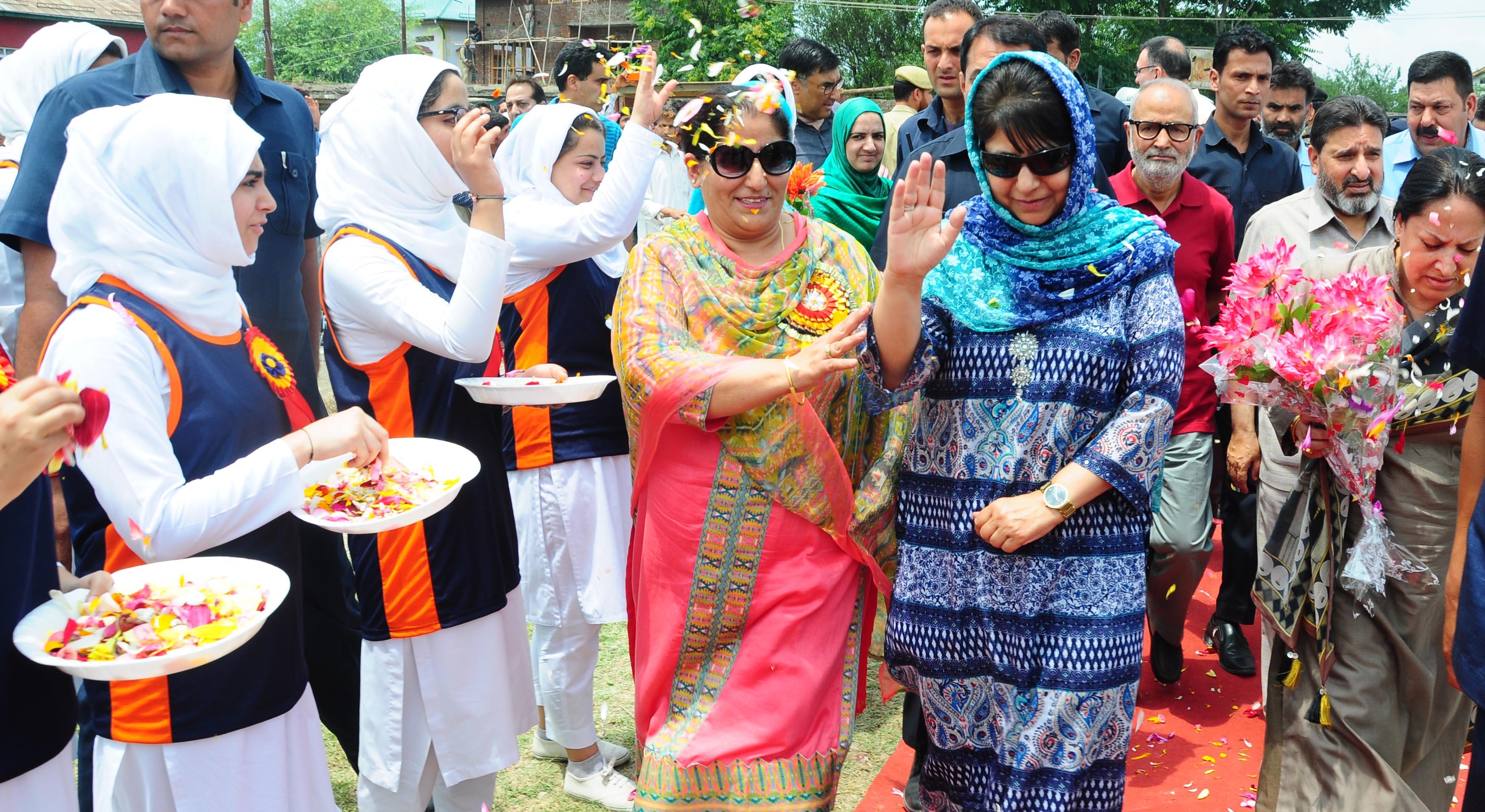 Mehbooba conducts whirlwind tour of Srinagar city
