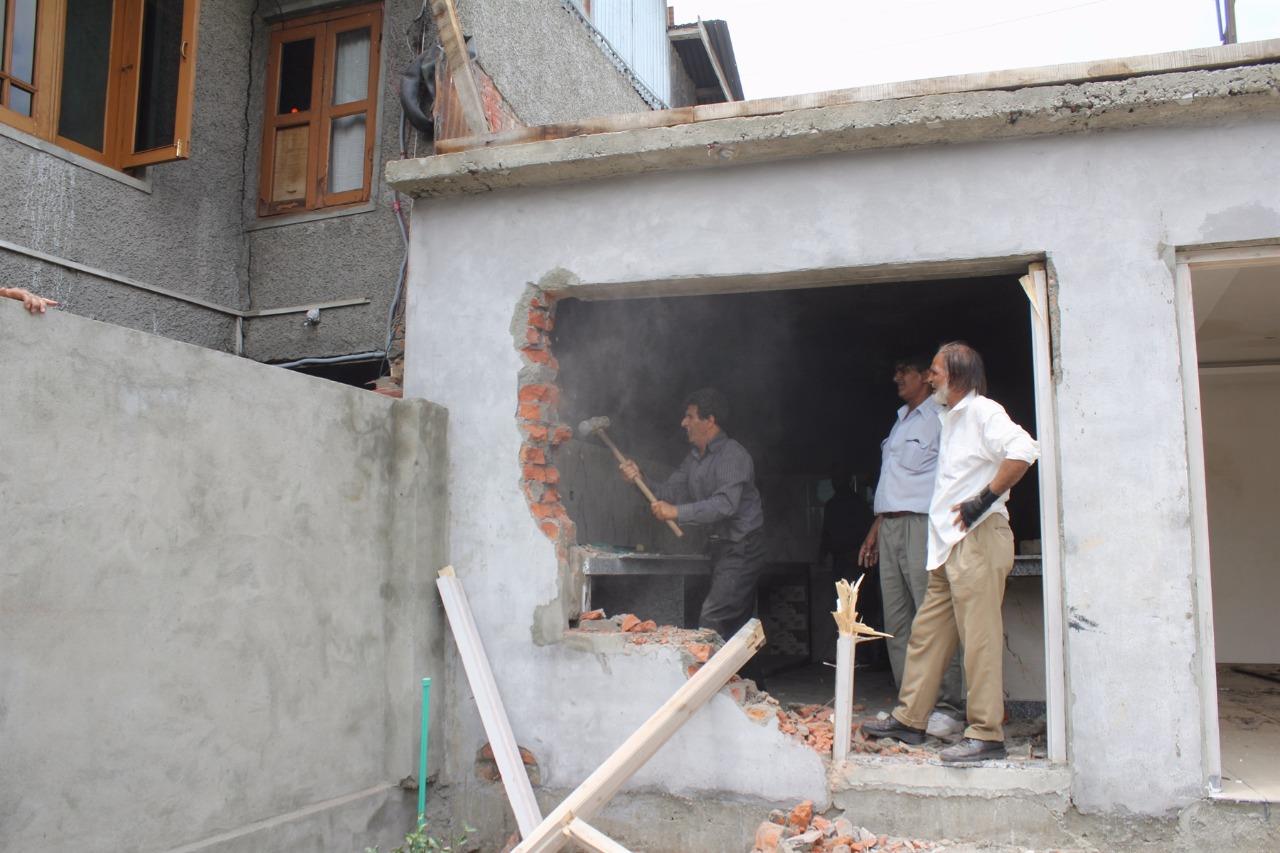 LAWDA conducts demolition drive at Breine, Manzgam Foreshore road Nishat