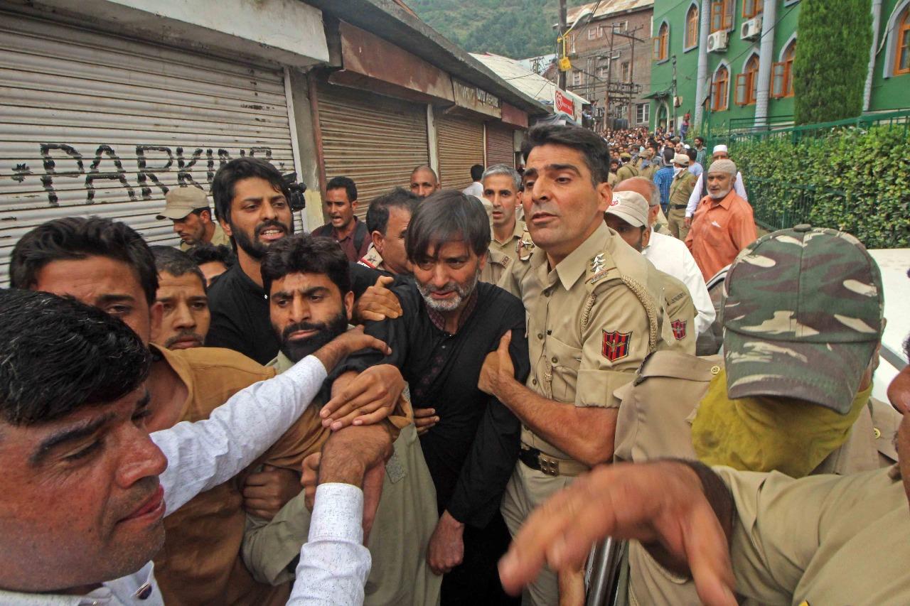 Malik leads protest at Dalgate, detained