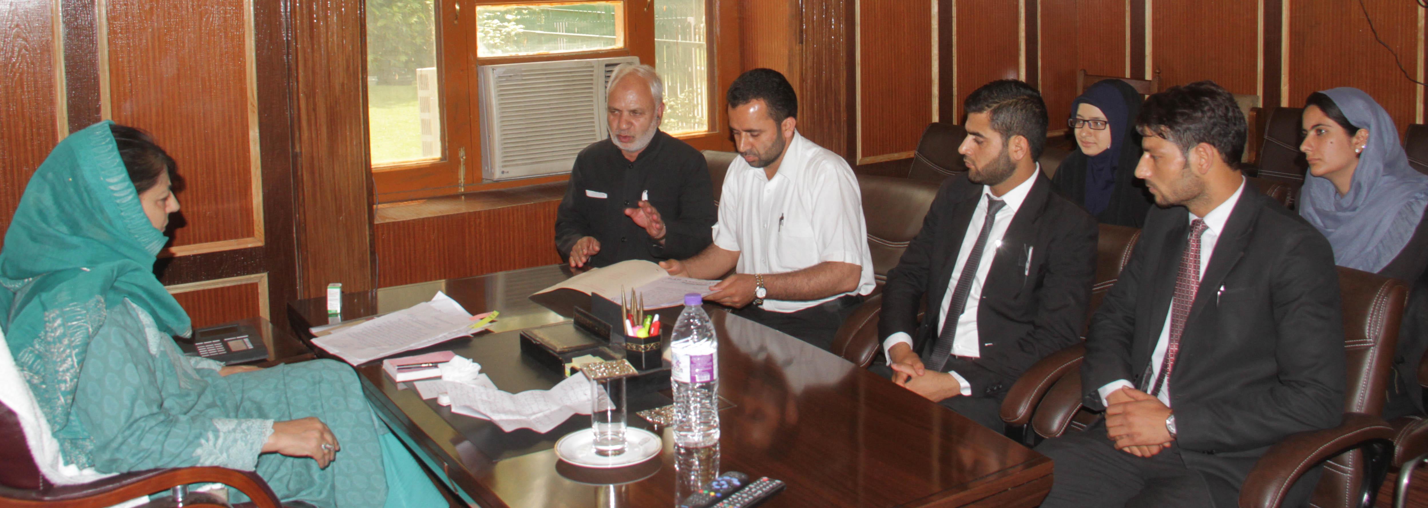 Deputations of willow, Jammu traders, non migrant Pandits meet CM