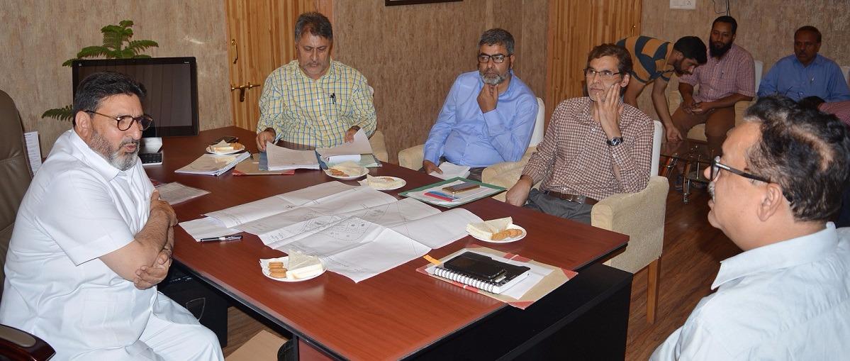 Altaf Bukhari conducts late evening City tour