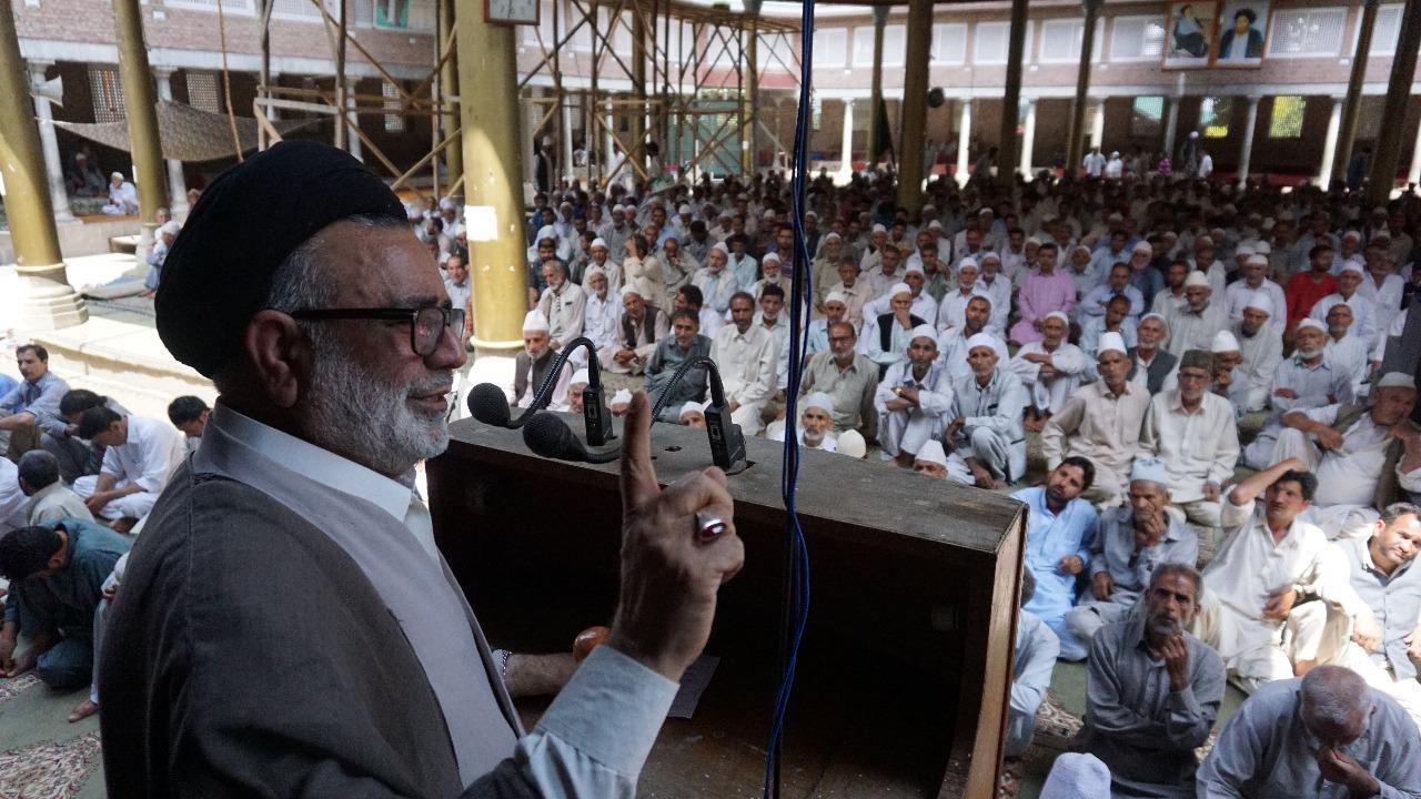 Disallowing prayers at Jamia Masjid unacceptable: Aga Hasan