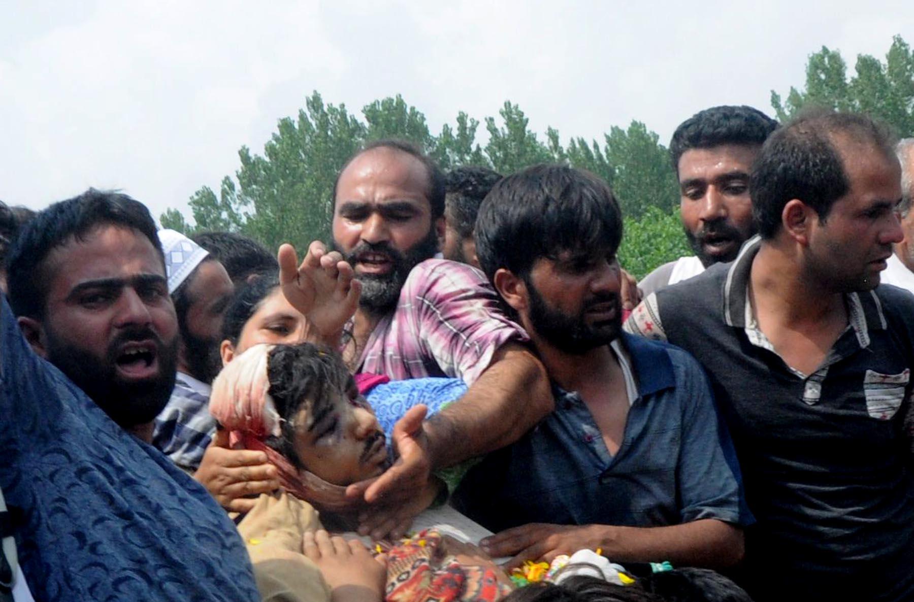 Geelani pays tributes to slain militants, civilian