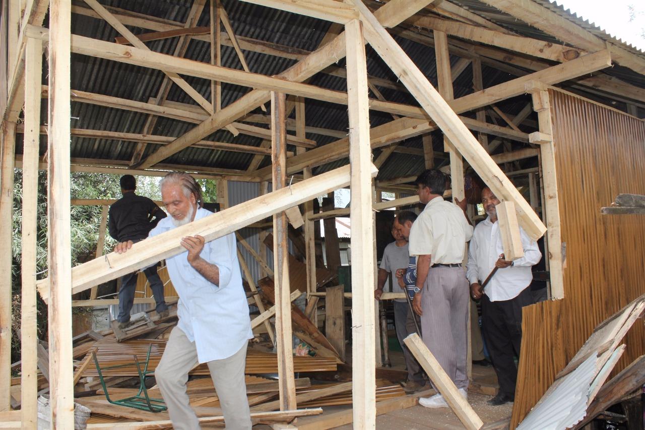 LAWDA conducts demolition drive inside Dal Lake