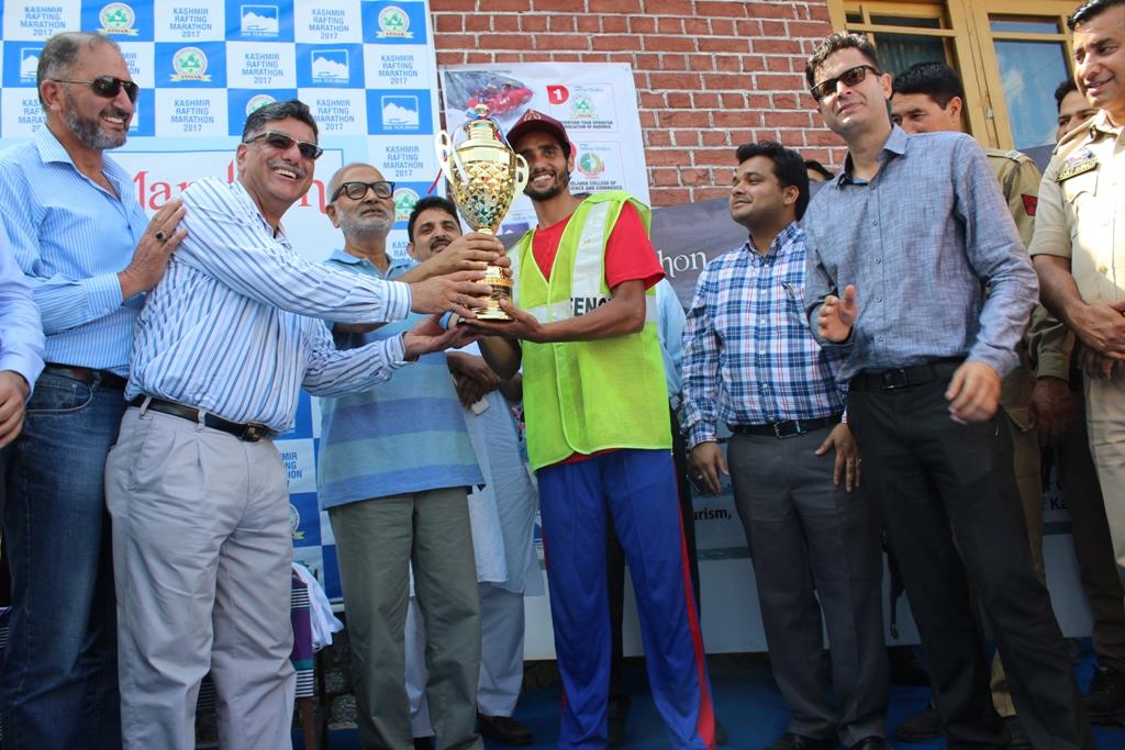 Tourism deptt organizes Kashmir Rafting Marathon