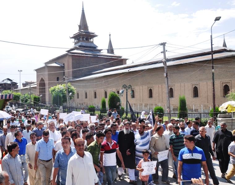 Traders, citizens protest against restrictions in Srinagar