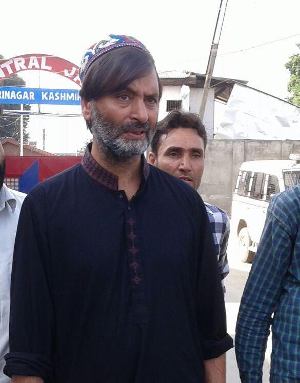 Yasin Malik released from Srinagar central jail
