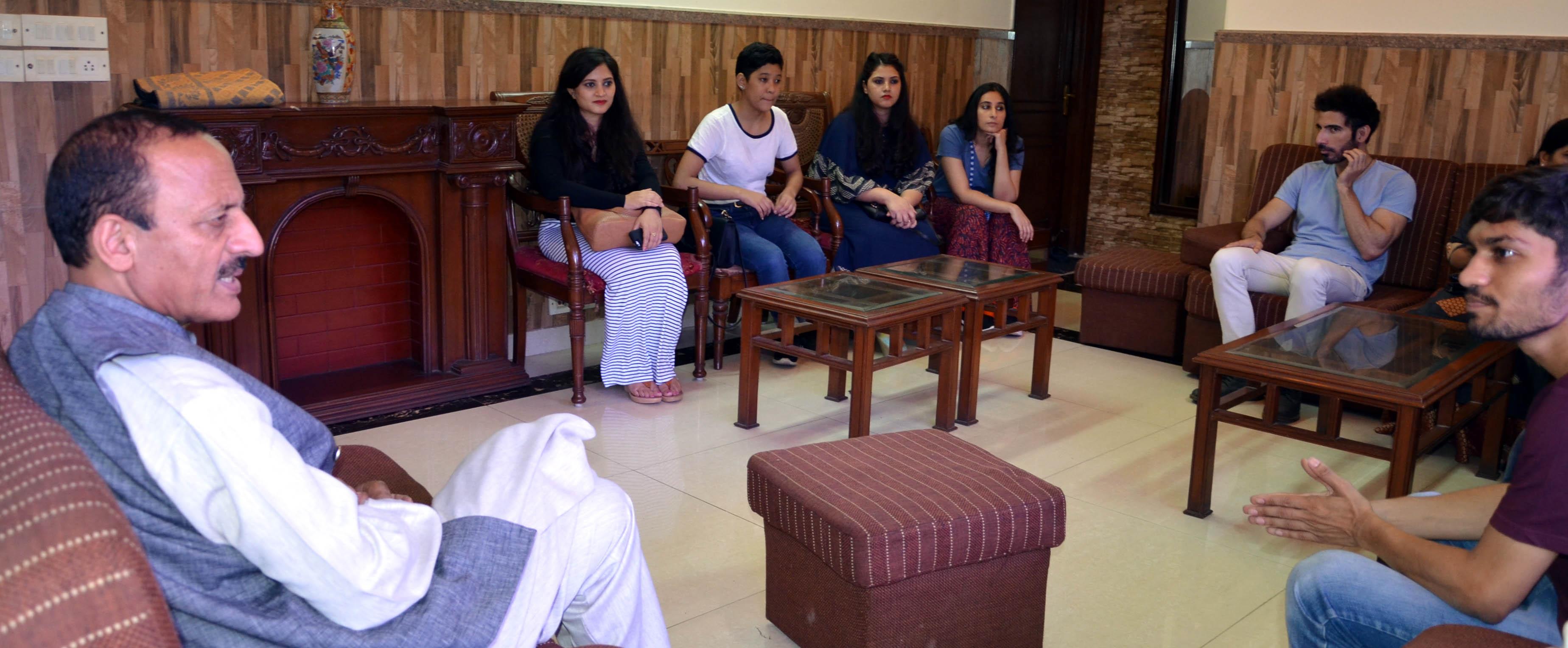 Abdul Haq meets Kashmiri students in Mumbai