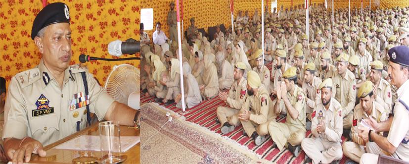 DGP visits Anantnag, felicitates Jawans, officers for their contribution in policing