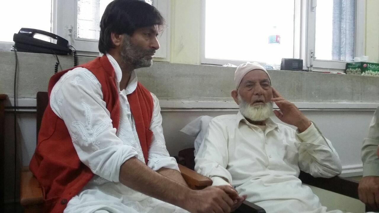 Yasin Malik along with Bashir Kashmiri arrested near Chadoora