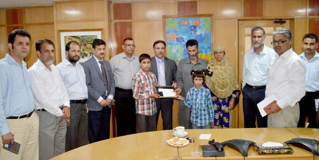 J&K Bank rehabilitates family of deceased Ratnipora girl