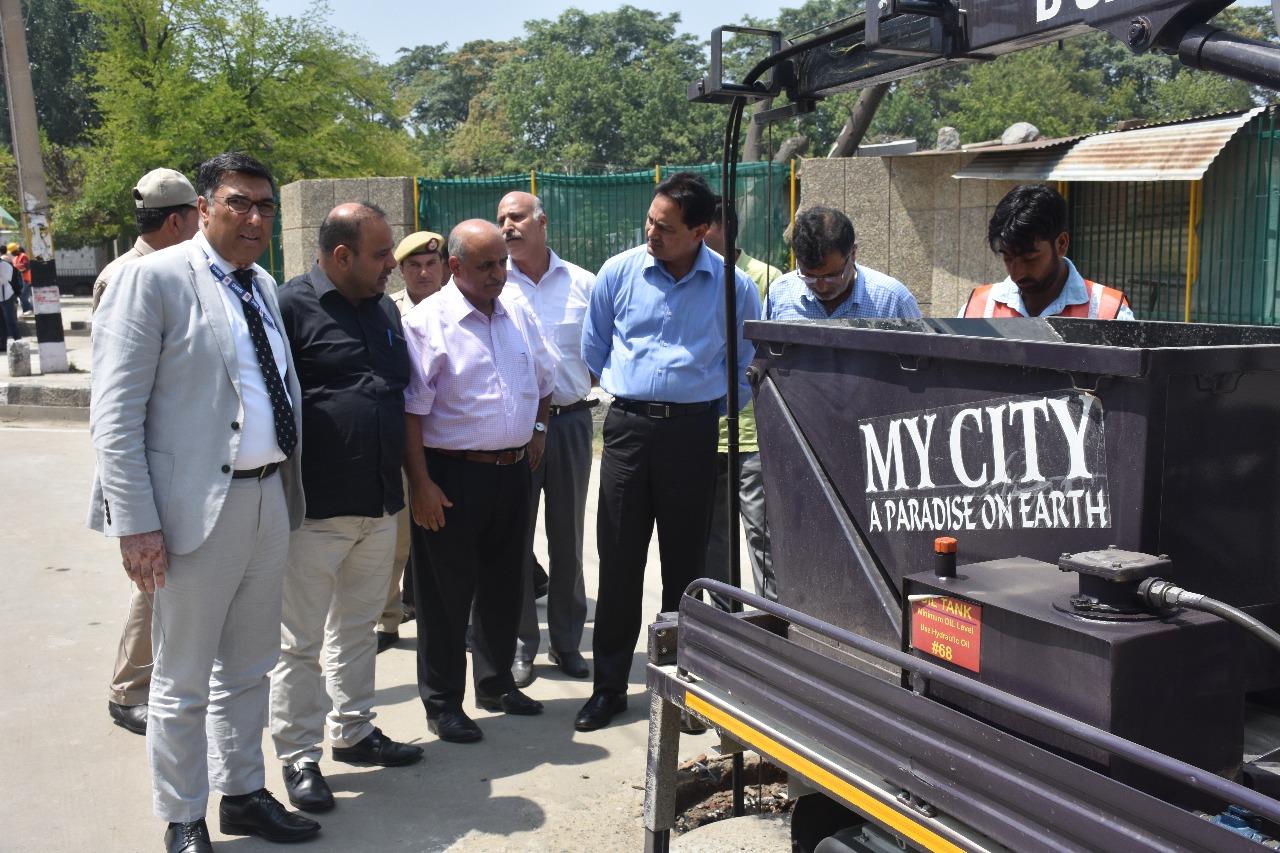 20 auto-desilting machines inaugurated by UDD, SMC