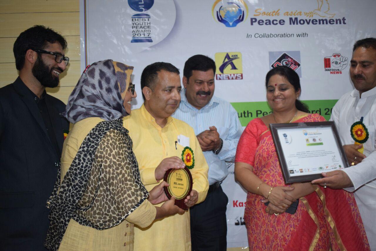 Abida War bags best youth award from SAPM