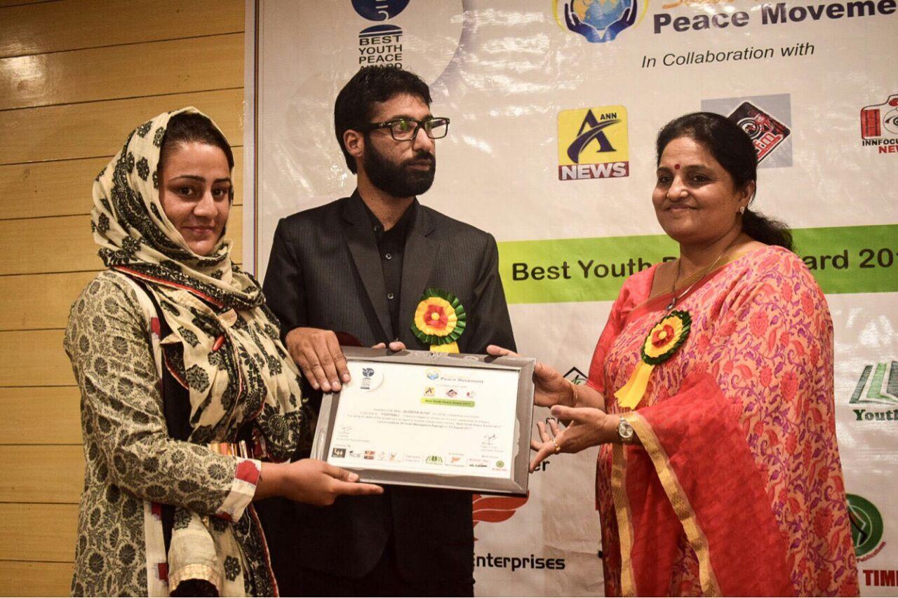 Qudsia gets best youth award by SAPM