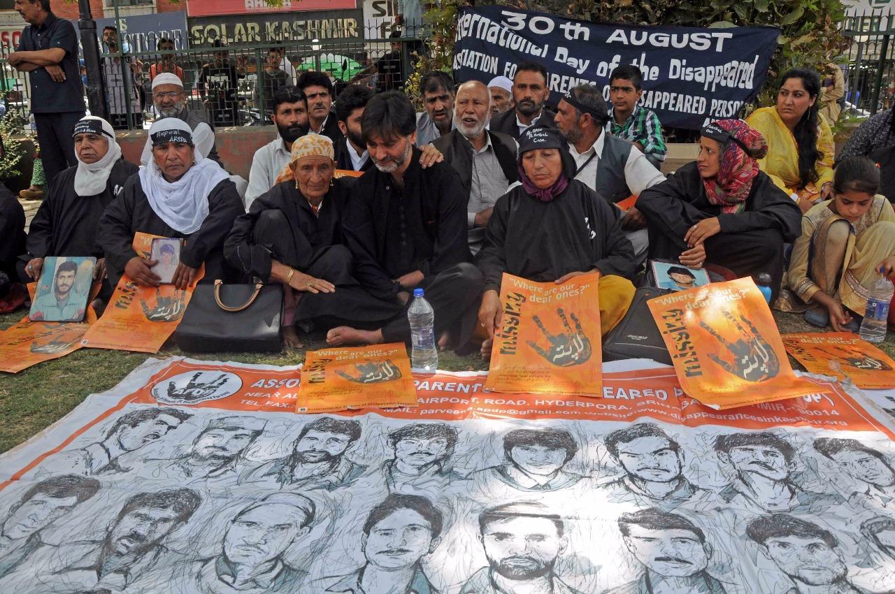 Malik participates in APDP’s protest at Pratap Park