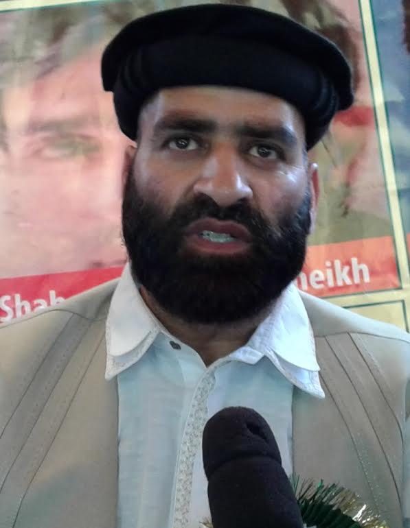Zaffar Bhat visits bereaved families in Kralpora