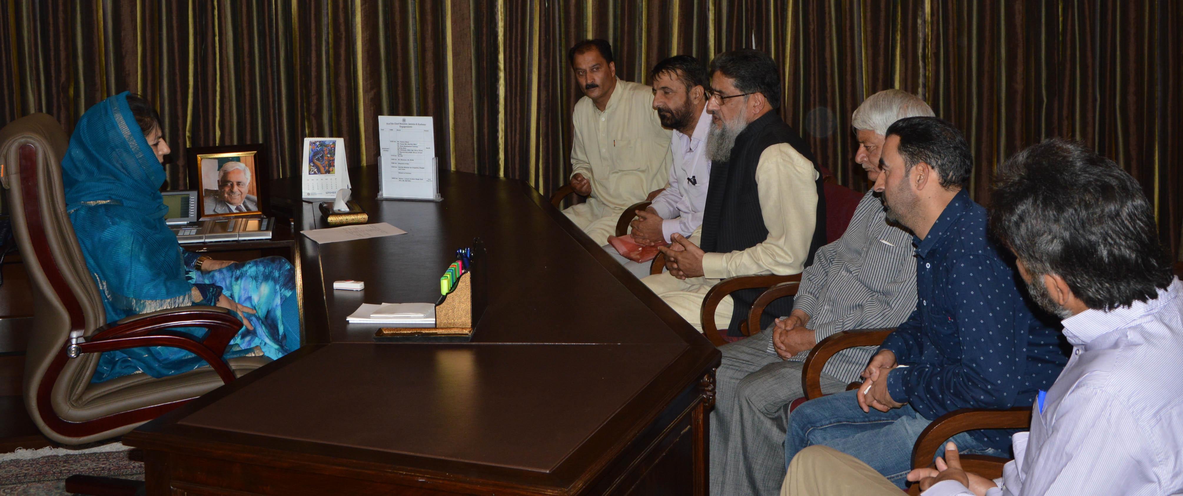 Transporters’ deputation meets CM