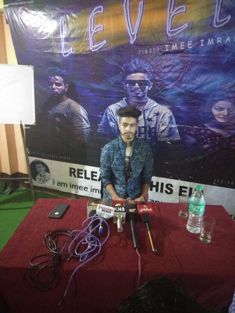 Valley’s youth aims to sing for bollywood