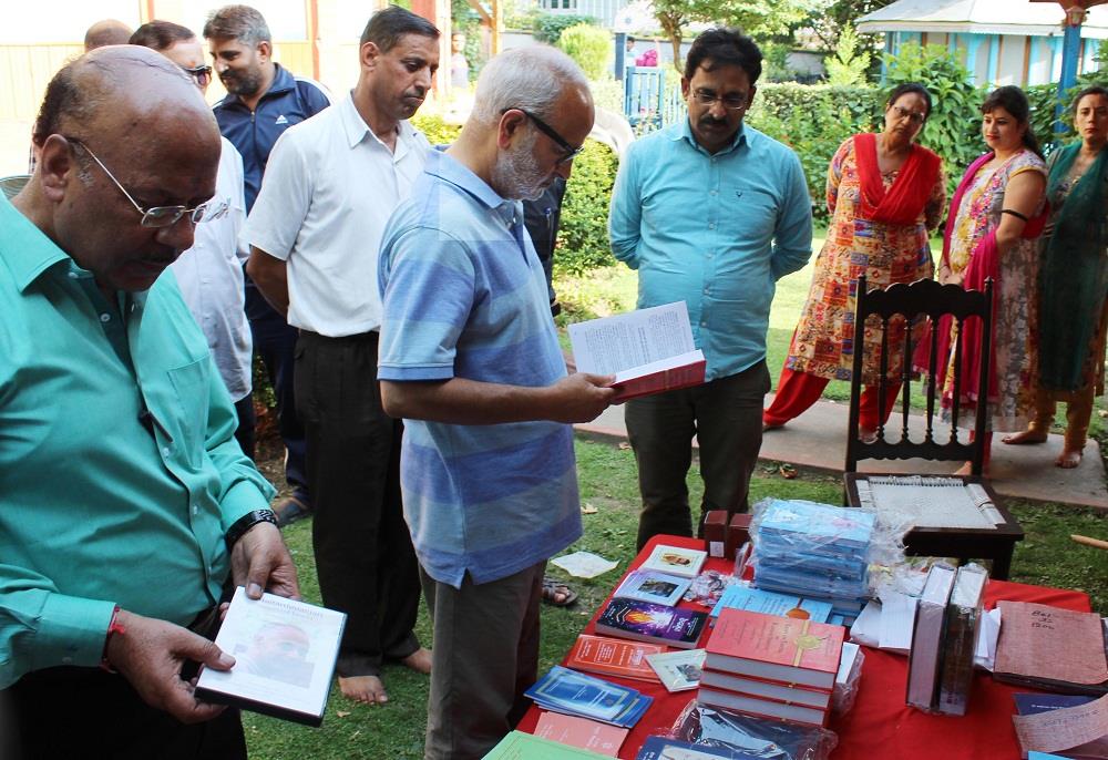 Naeem Akhtar visits Ishwar Ashram Trust Nishat