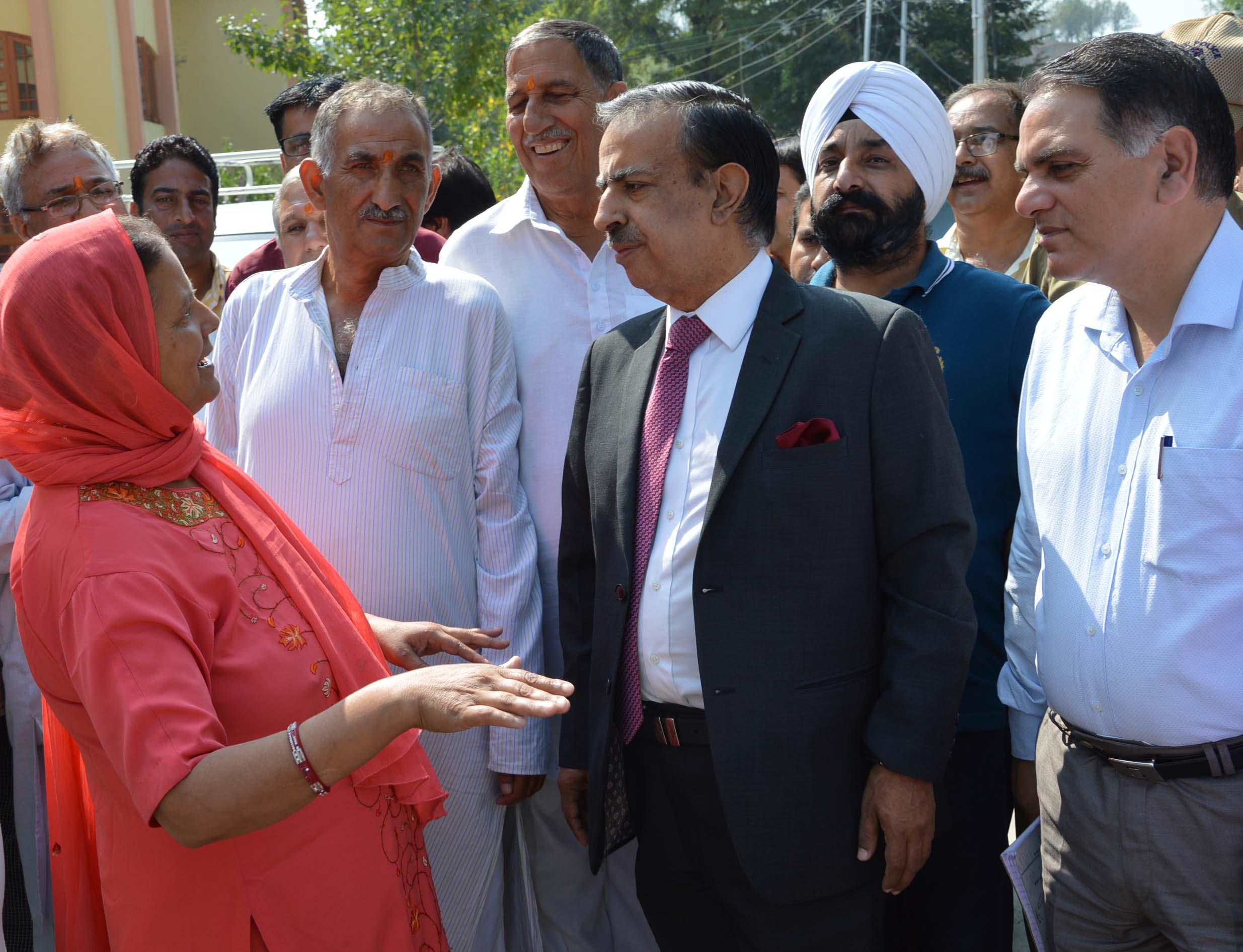 Amitabh Mattoo visits Migrant Colony Sheikhpora