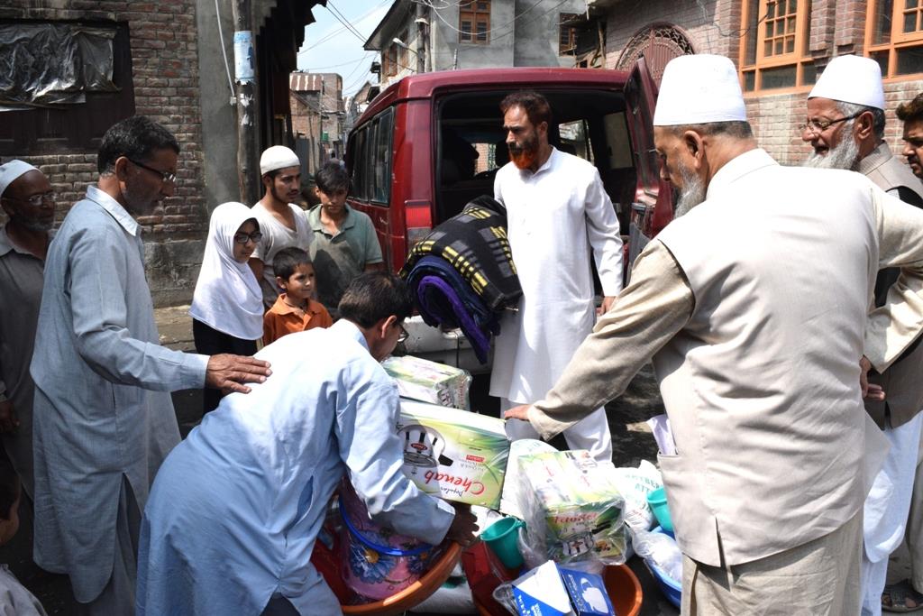 Mirwaiz expresses anguish over loss of property in fire incident at Sekidafar