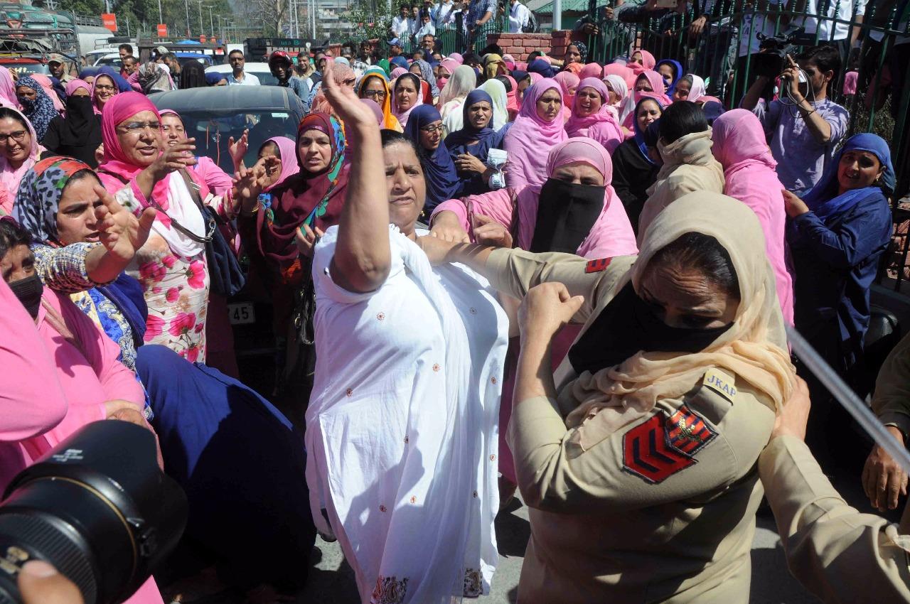 Police foils Anganwadi workers protest