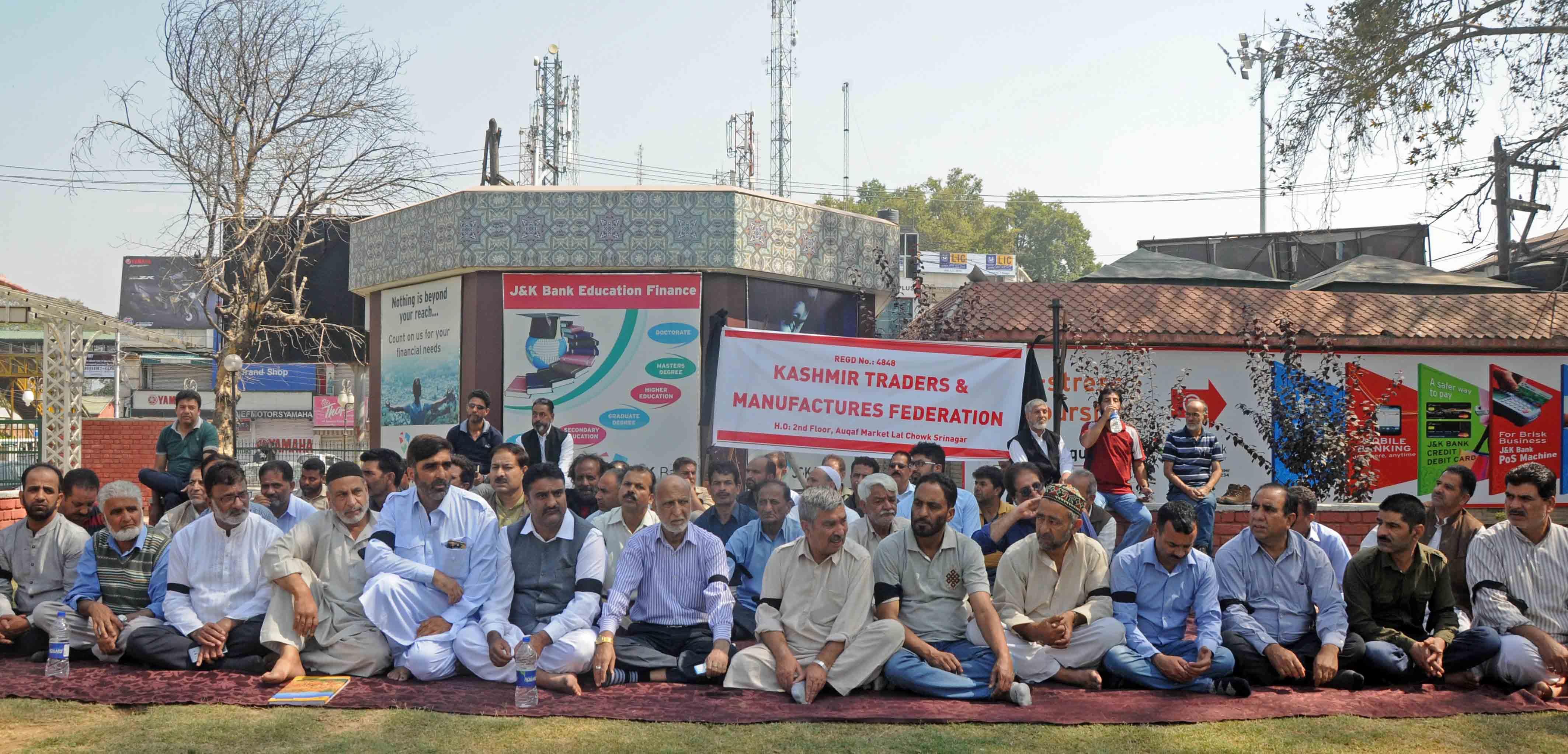 Valley traders protest against NIA summon to Yasin Khan