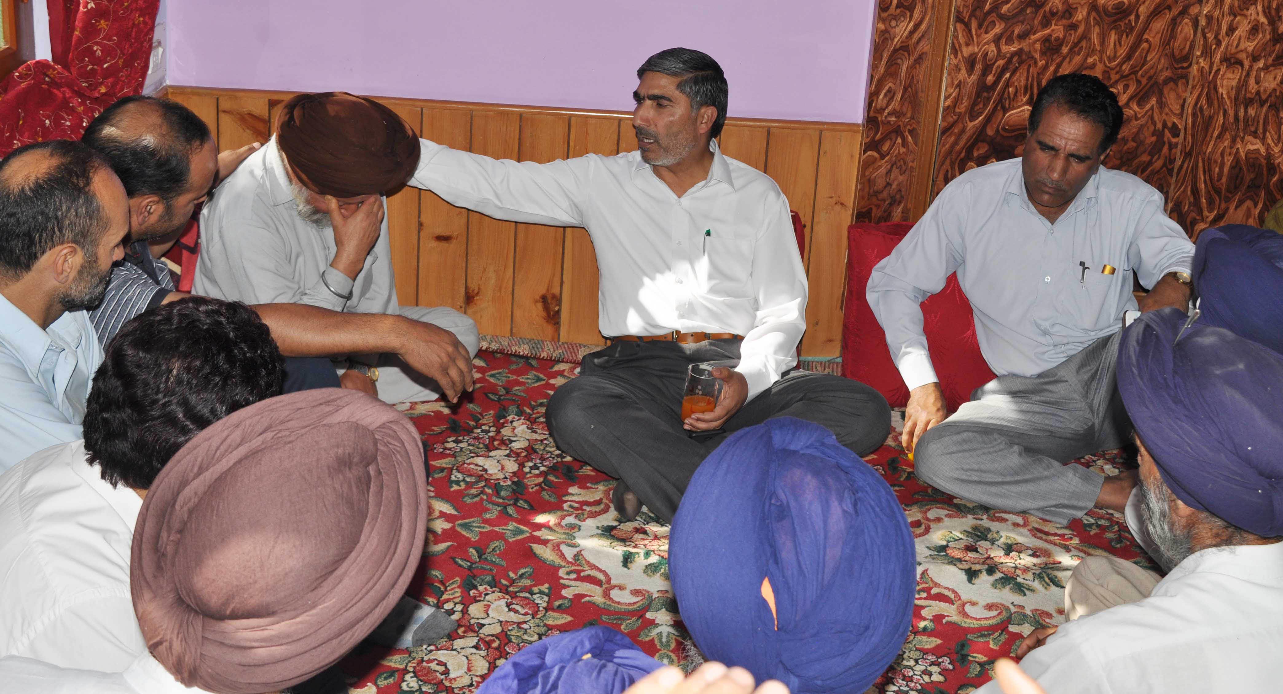 DC Pulwama visits Tral grenade attack victim families