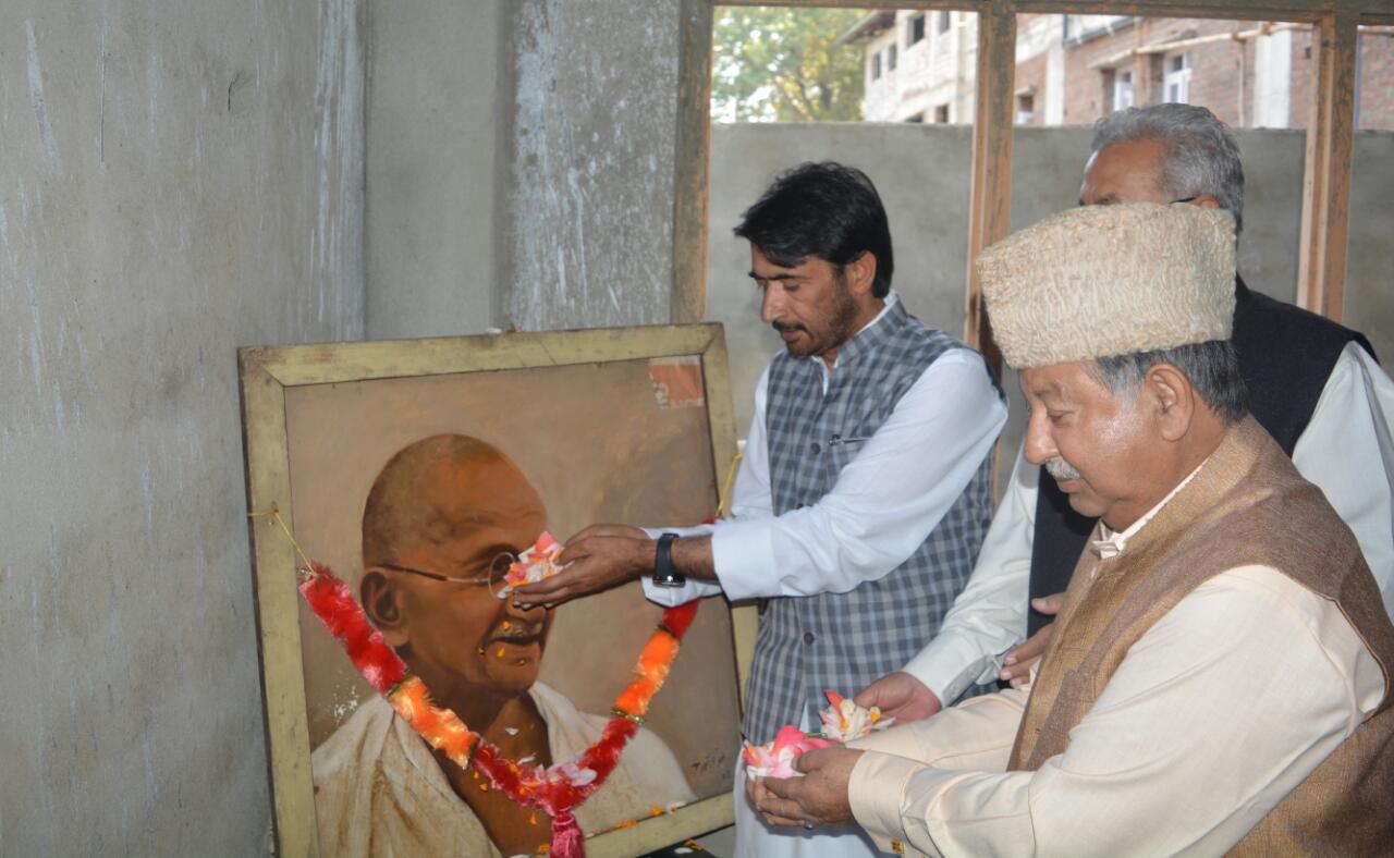 Congress pays floral tributes to ‘Father of the Nation’
