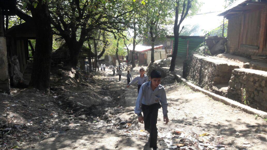 Bad condition of Manwan-Kupwara road irks residents, commuters