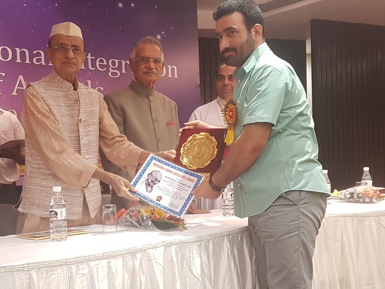 Qaiser Lone awarded ‘Mahatma Gandhi Excellence Award’ at IIC New Delhi
