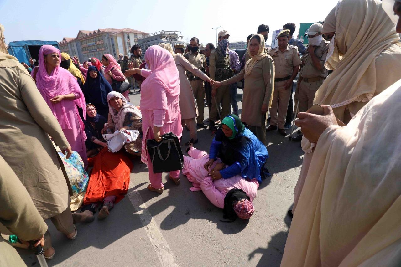 Police uses pepper gas against Anganwadi workers outside Civil Secretariat