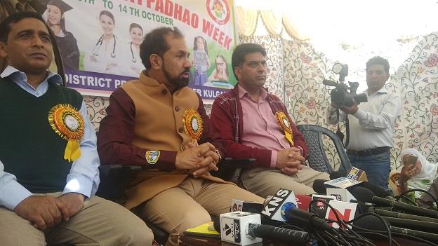 MP inaugurates week-long campaign on BBBP in Kulgam