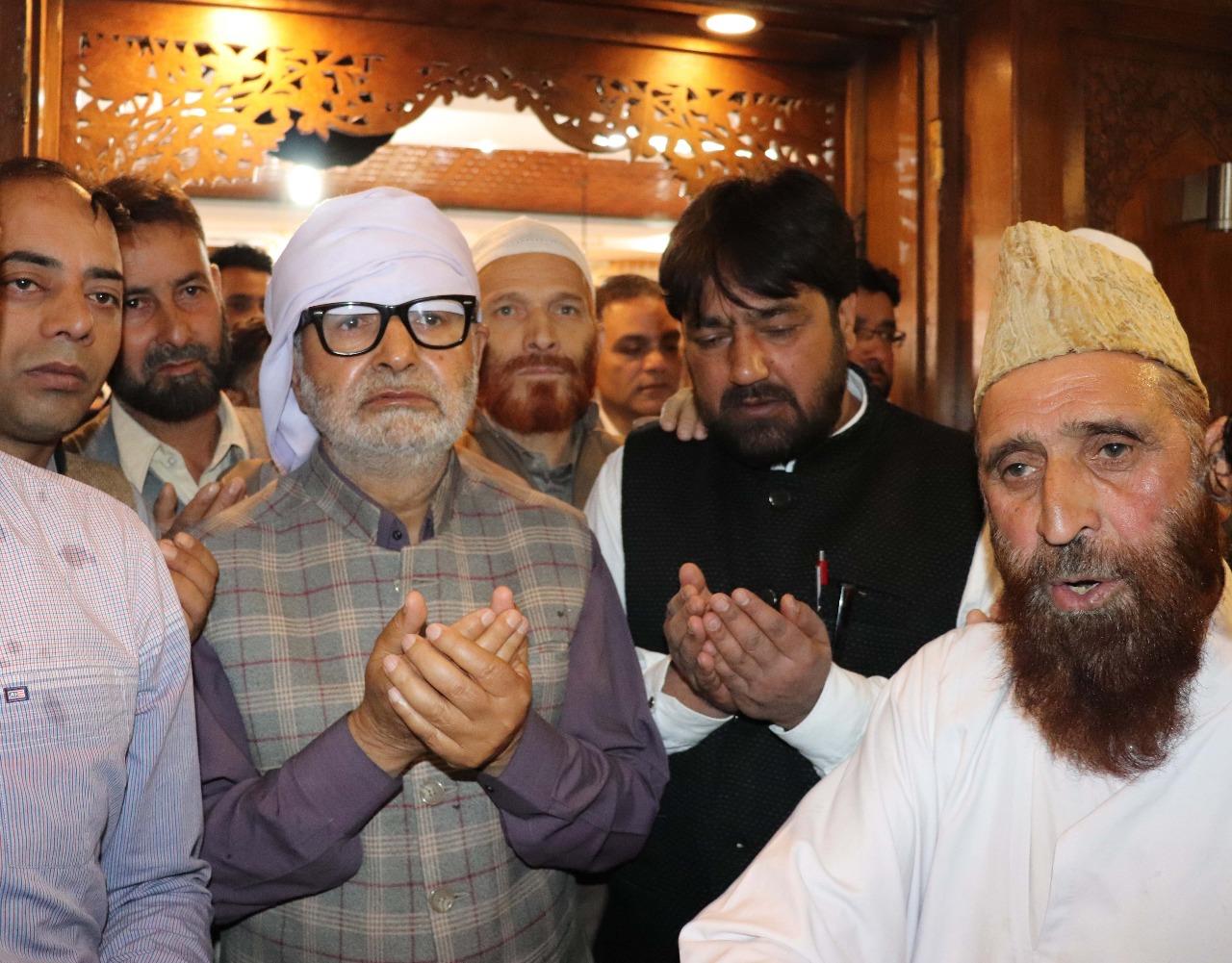 Naeem Akhtar visits Chrar-e-Sharief shrine