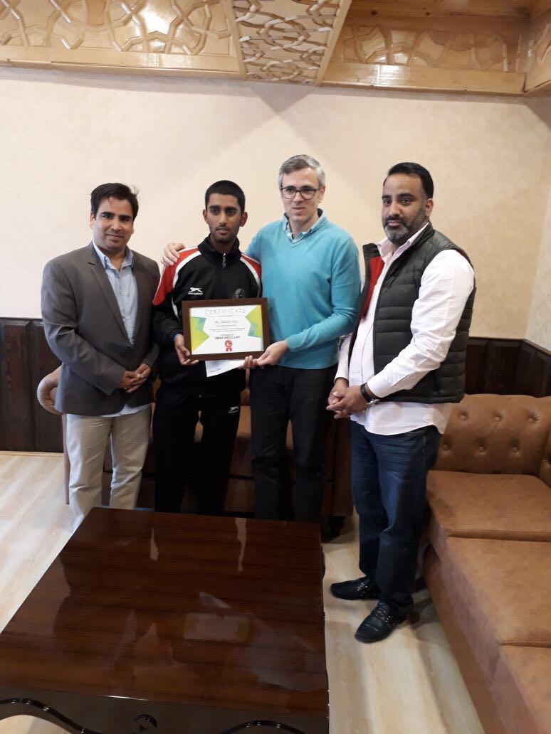 Omar felicitates Hamid Aziz for marathon feat