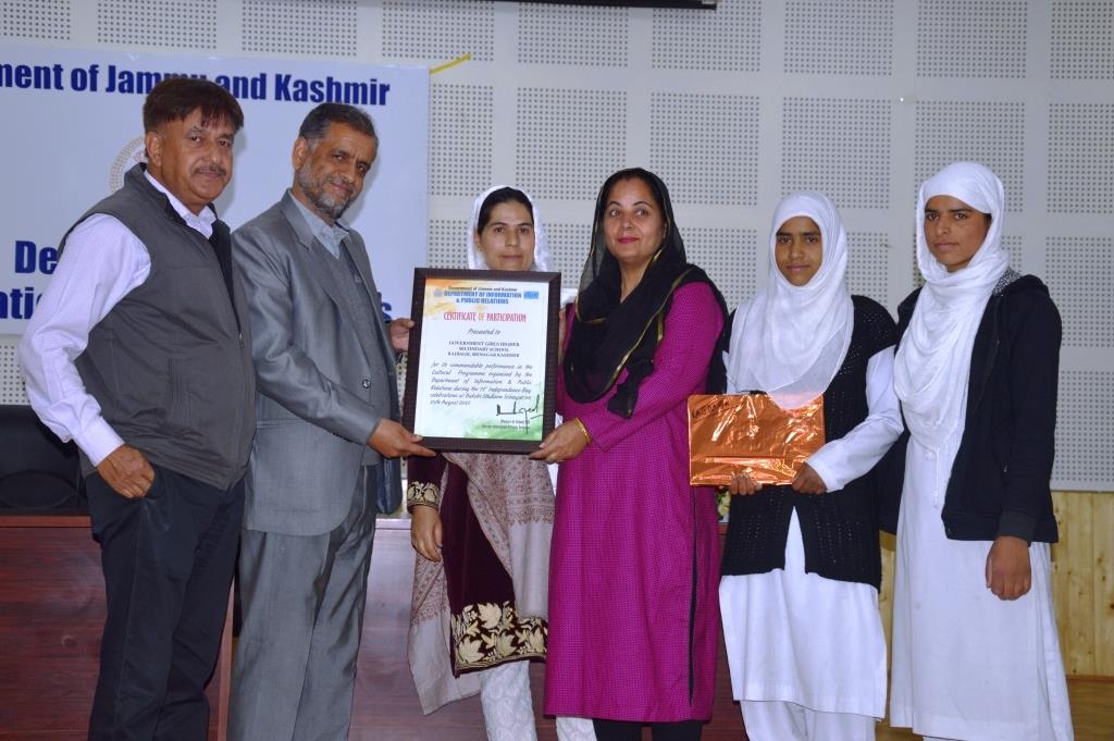 Info Deptt felicities student participants of I-Day 2017