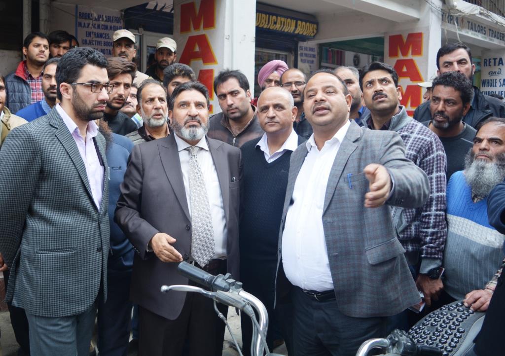 Altaf Bukhari directs installation of dewatering pump near Khidmat Press at Regal