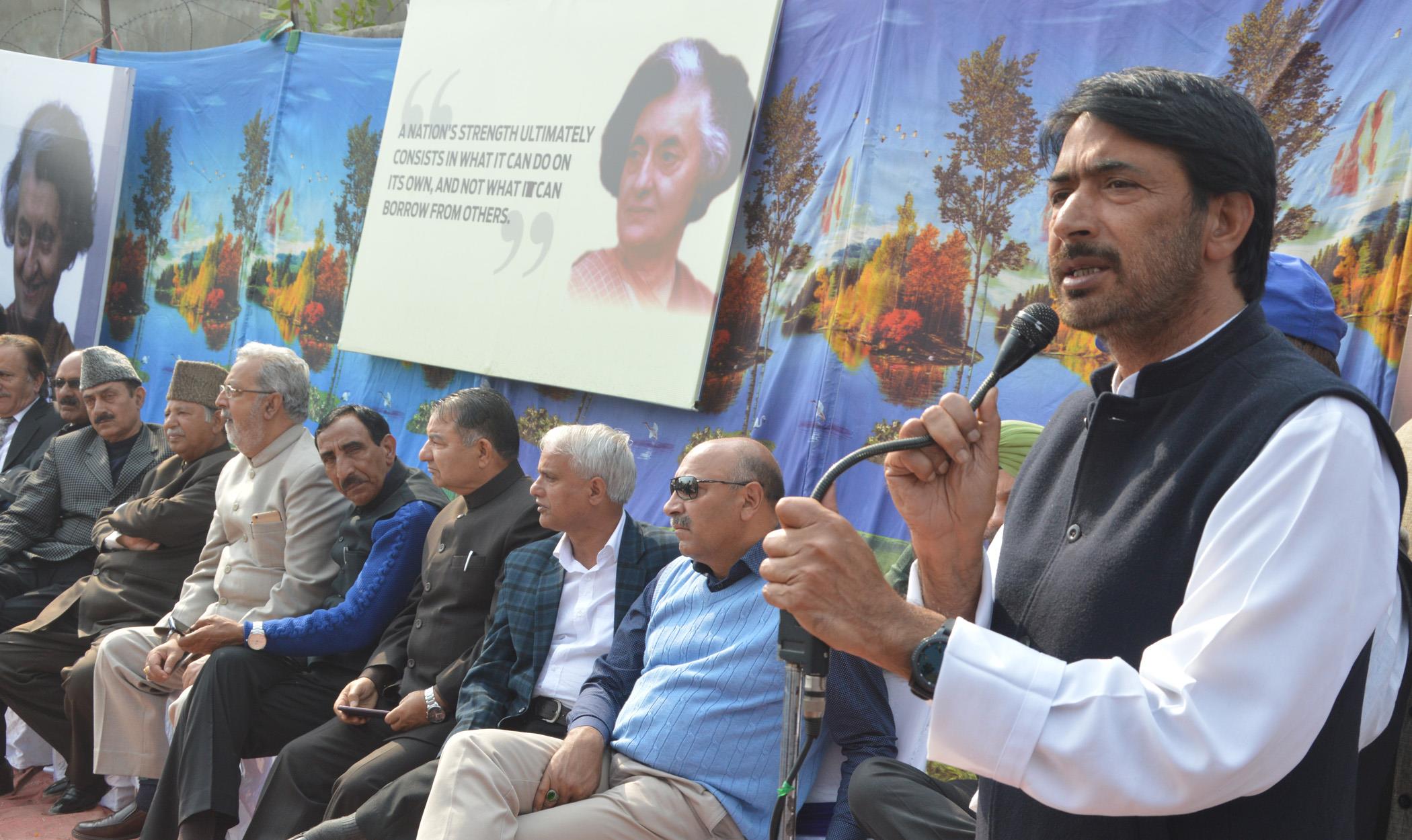 Congress pays tributes to Indira Gandhi on her death anniversary