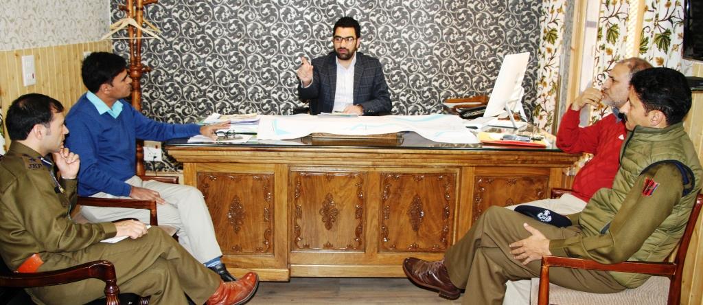DC Srinagar reviews traffic management in City