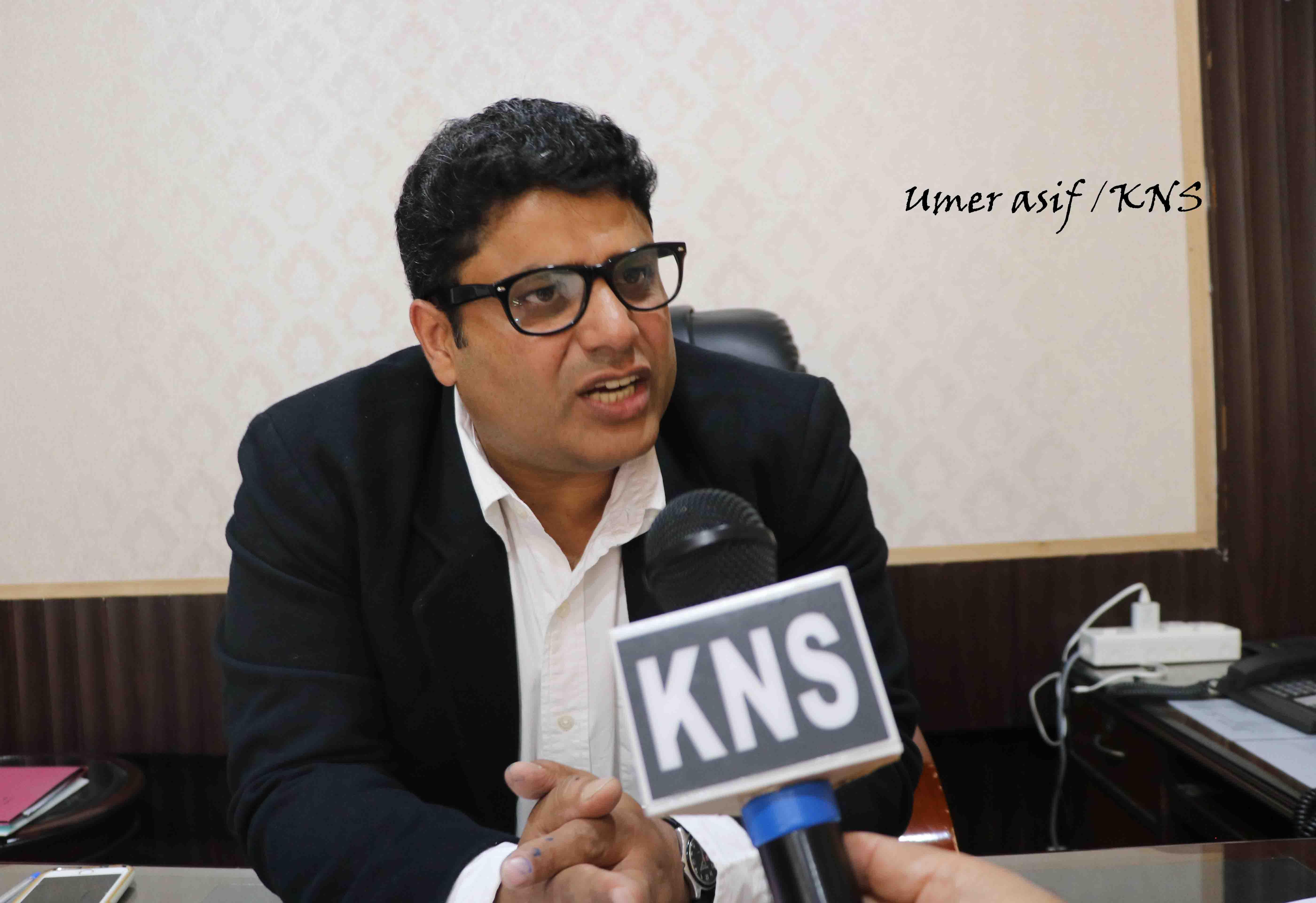 Secy Tourism holds review meeting at Gulmarg for winter sports