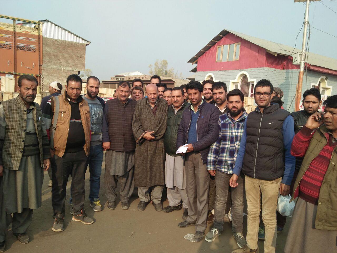 Er Rasheed holds deliberations at Fruit Mandi Sopore