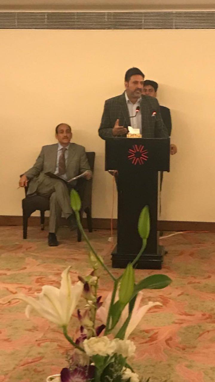 Sheikh Ashiq highlights problems faced by carpet industry, handicrafts